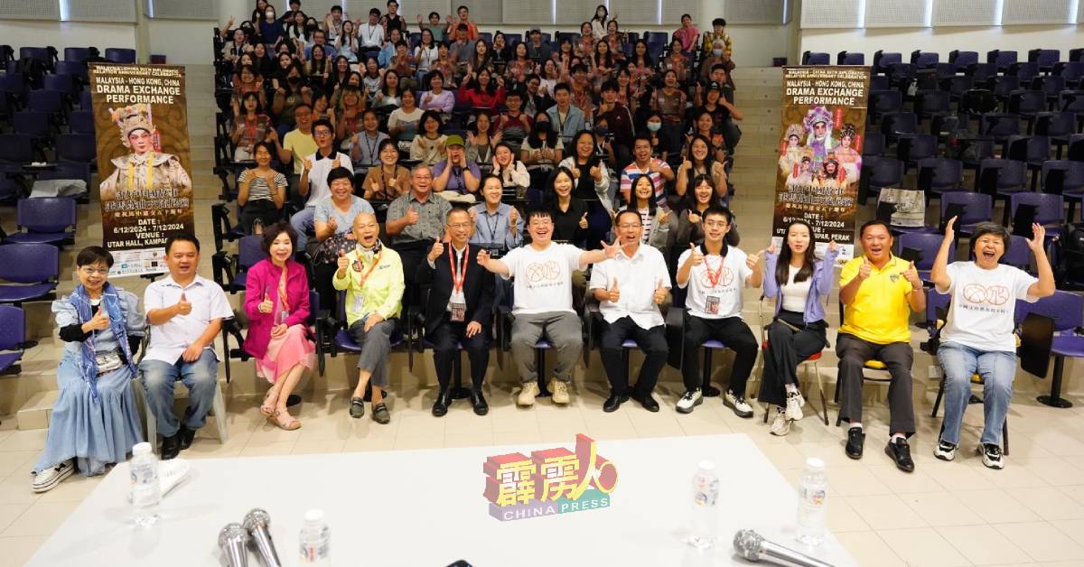 罗家英(前左4)与学生们分享粤剧艺术心得;左5曾钰成;右5为辛富明。