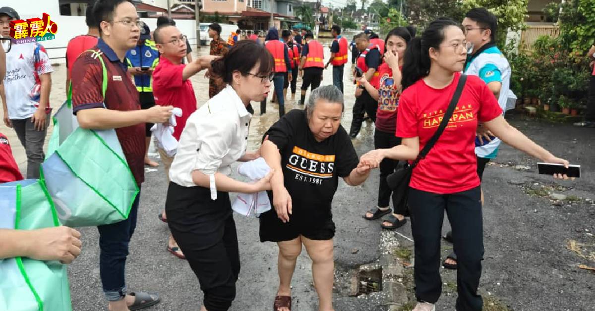 兵如港州议员吴锡华（左起）与桂和州议员崔慈恩（左）也到场协助把灾黎带到安全区域，展现一方有难，八方支援的精神。