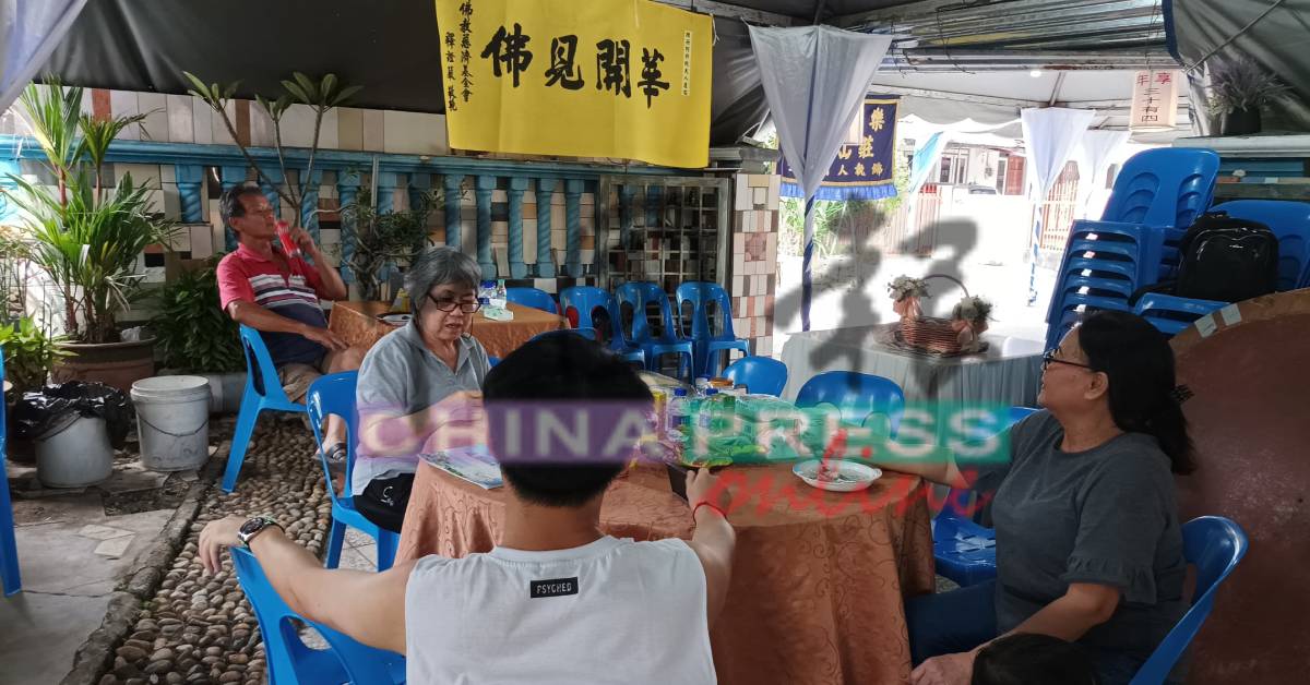 家人和親友時刻守護在何抒紋的靈前。