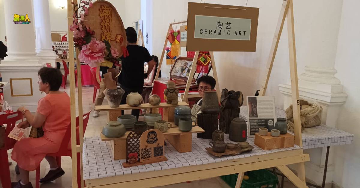 市礼堂走廊处设有中华文化摊展。