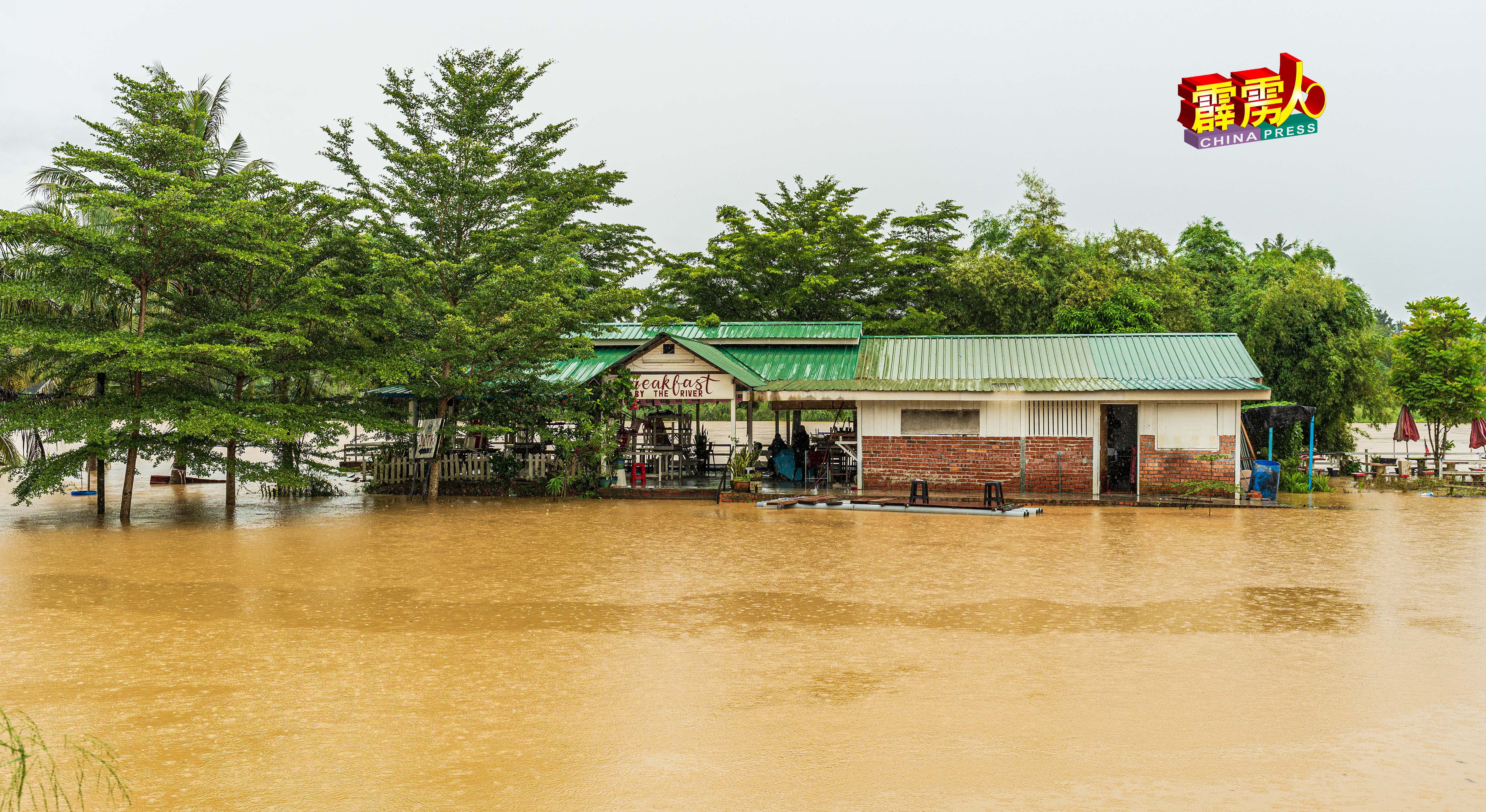 江沙着名马来餐馆──“河边早餐”（Breakfast By The River ）也因为河水高涨，几乎淹至餐馆，宣布暂时休业。