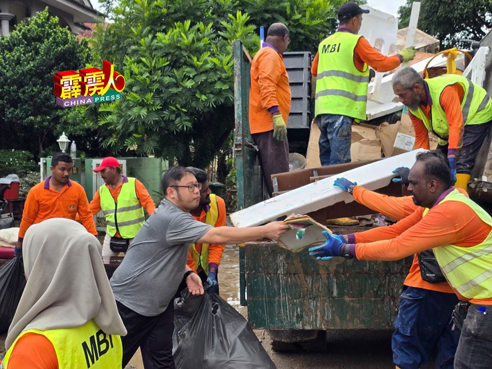 怡保市议员党鞭兼倪可敏政治秘书黄家杰，率领行动党行动大队到霹雳怡保美园红鹰园协助受灾居民清理家园。