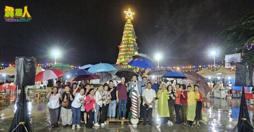 圣诞市集天不作美   民众撑伞出席