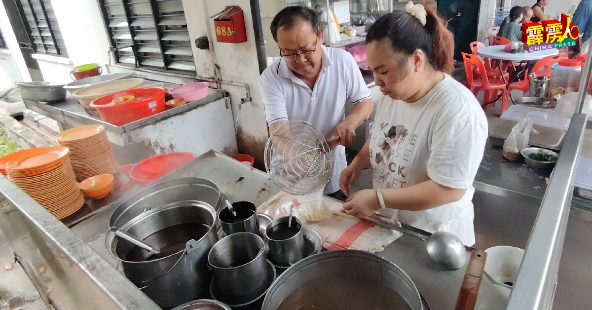 夫唱妇随,吴龙生的太太易怡宝是好帮手。