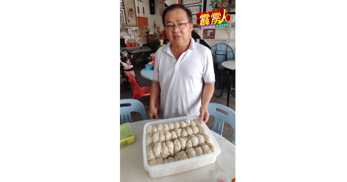 售卖云吞面已46年的吴龙生仍提供美食服务。