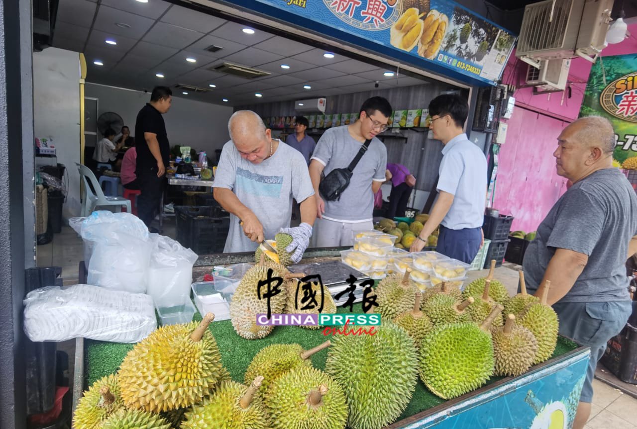 榴槤商贩已开卖榴槤，如今各类名种榴槤价格已下跌逾20至30%。