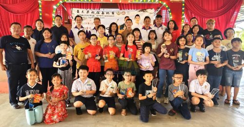 “黄天荣杯”挥春比赛  吸引约60名来自各州学生参赛