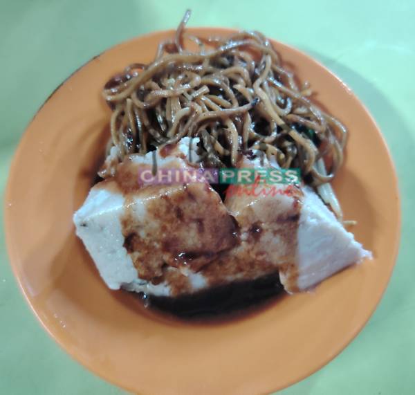很多熟食摊都吃不到的芋头糕混合炒面（糕面）。