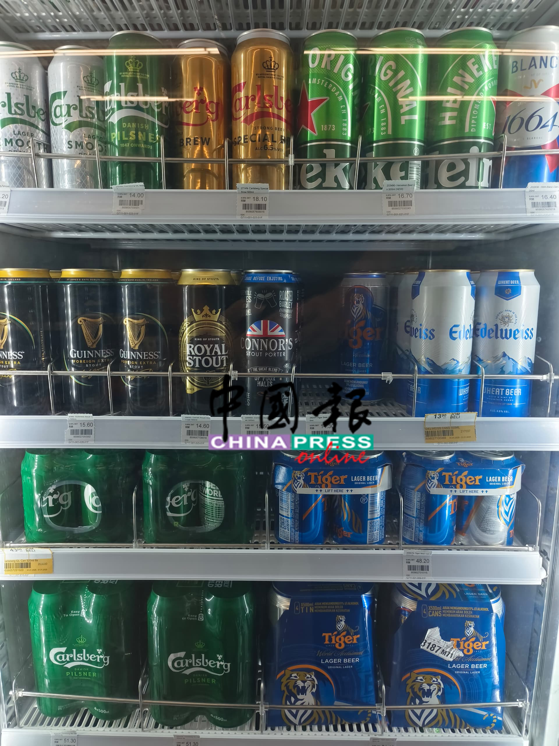 属于非穆斯林区的江沙大街的便利店,有公开售卖啤酒。