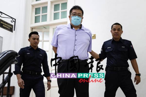 华小课外活动副校长郑曹德,被控在课室内拥吻女学生案,定于2月27日再过堂。(档案照)
