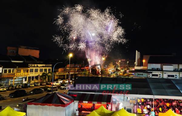 夜空中烟花绽放，缤纷的烟火将整个庙会现场点缀得漂亮不已，为活动增添了浓厚的新春气氛。