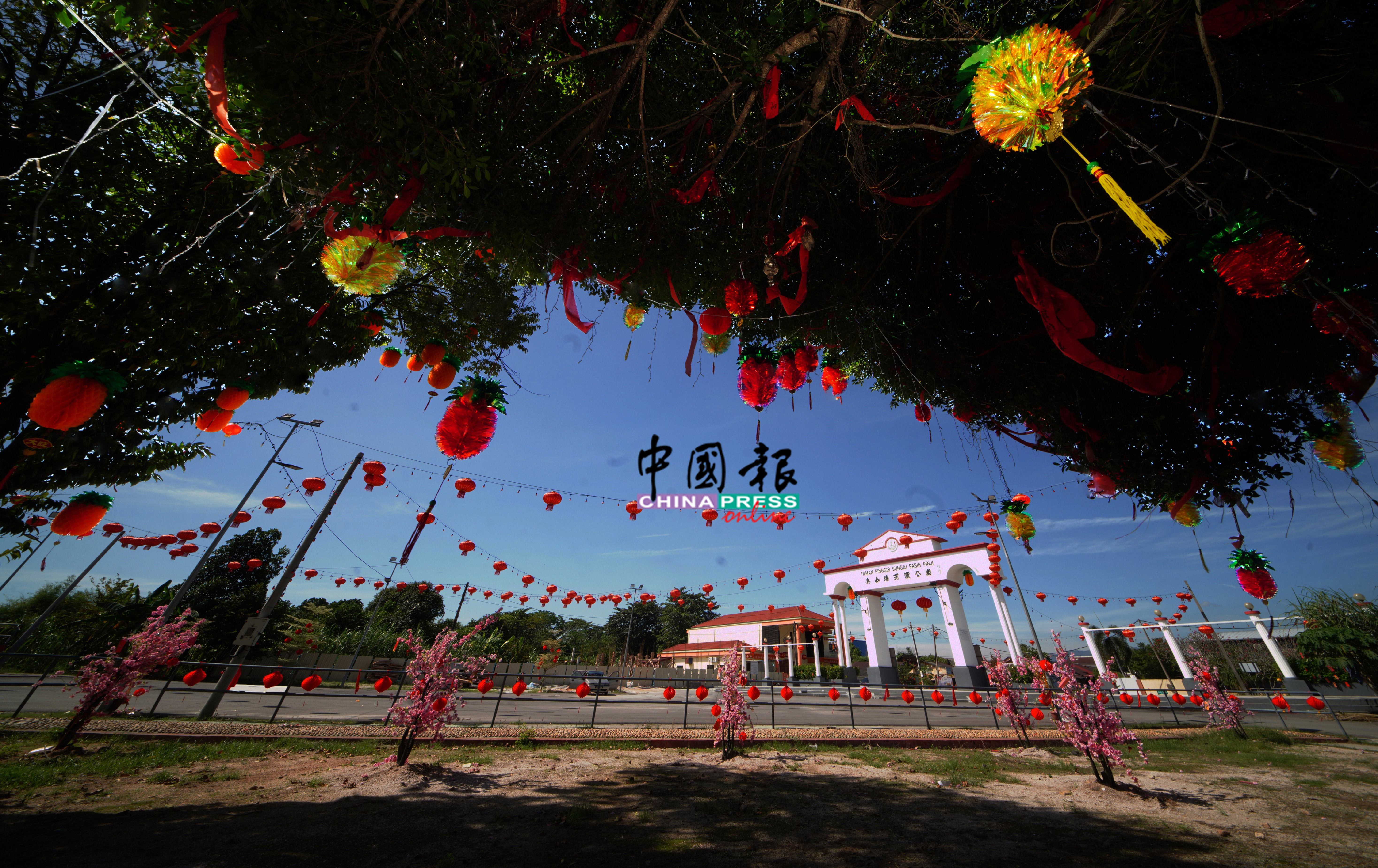 兵如港河滨公园已缀以红灯笼装饰，洋溢春节气息。