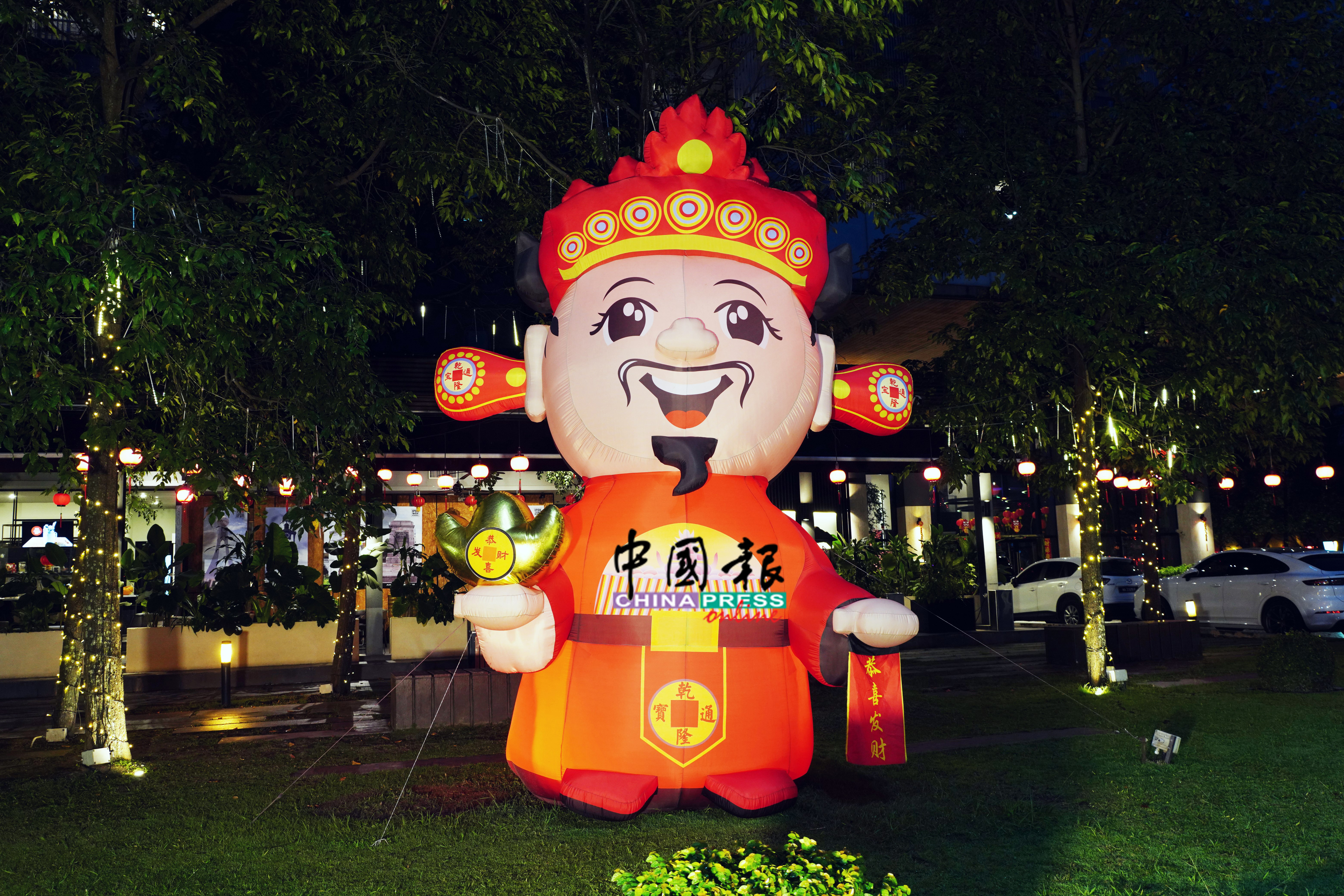 唯裕酒店外的巨型财神爷，营造出喜气祥和的新春气氛。