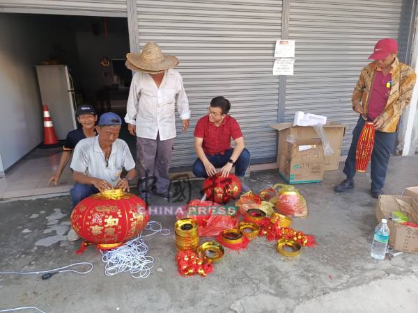 张迪翔（坐者右）与团队在选区内紧锣密鼓展开挂灯笼工作，以期让游子回乡时感受到满满的年味。