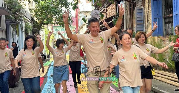 陈开力（前排右2）与团队已连续6年推动国际语文挥春活动，以让不同国籍和背景的参与者都能亲身体验挥春文化的乐趣。