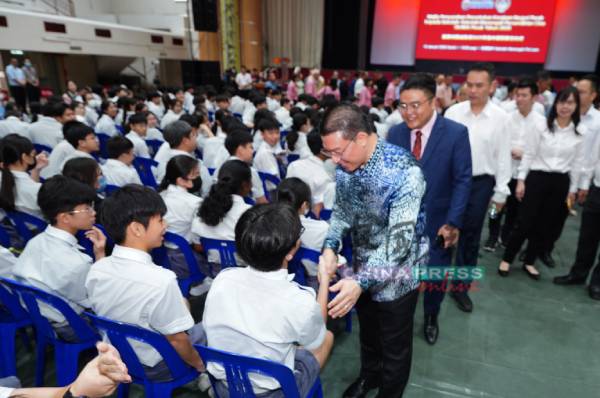 倪可敏与学生握手示好。