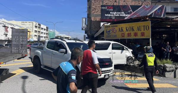 怡保大和园路和苏丹阿兹兰沙路交接处的交通灯路口发生夺命车祸。（取自李存孝面子书）