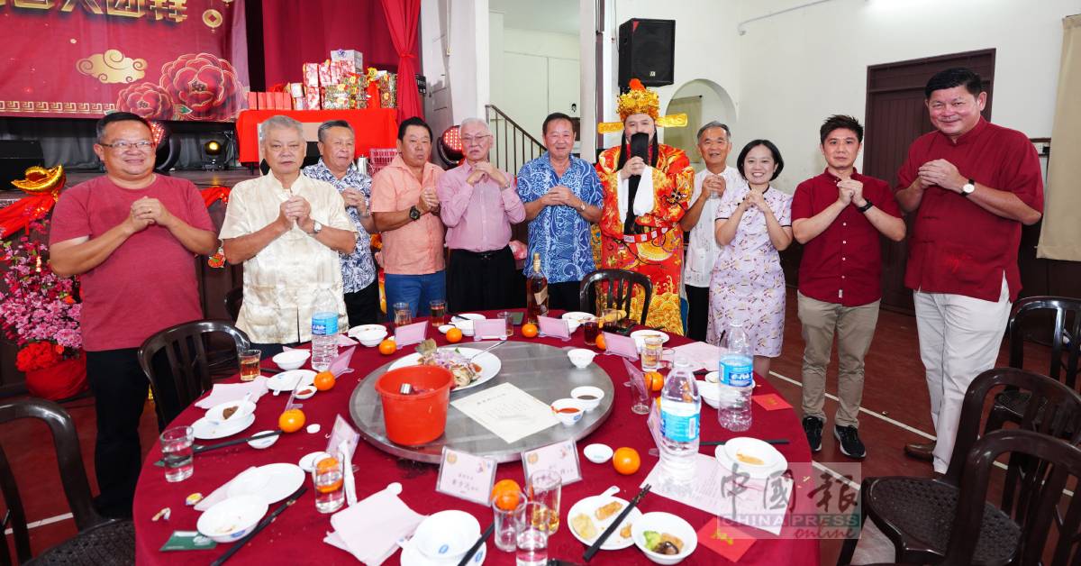 会长王培丰（右）、董事及财神爷陪同下，向本报霹州经理钟志伟（右2起）、《南洋商报》霹州经理黄佩诗、胡耿发、黄文辉、罗润强、江汉文、邹文贤、周日忠及陈瑞荣贺新春。