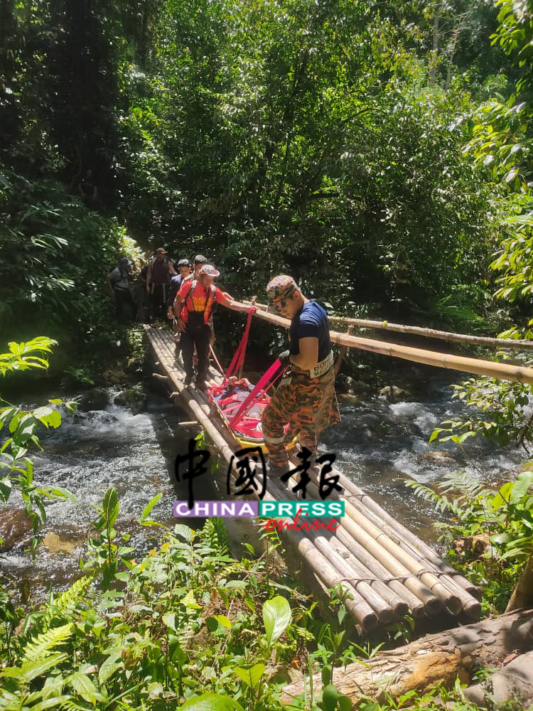 原住民女子遭蛇咬伤,经过一番崎岖山路及渡河折腾,耗7小时才被救援人员救出,送院抢救。