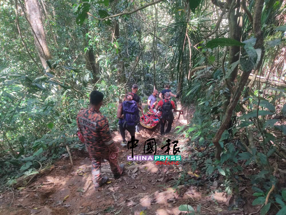 救援行动于星期天上午8时展开,使用担架抬送伤者,最终在7小时后顺利抵达波斯吉玛。