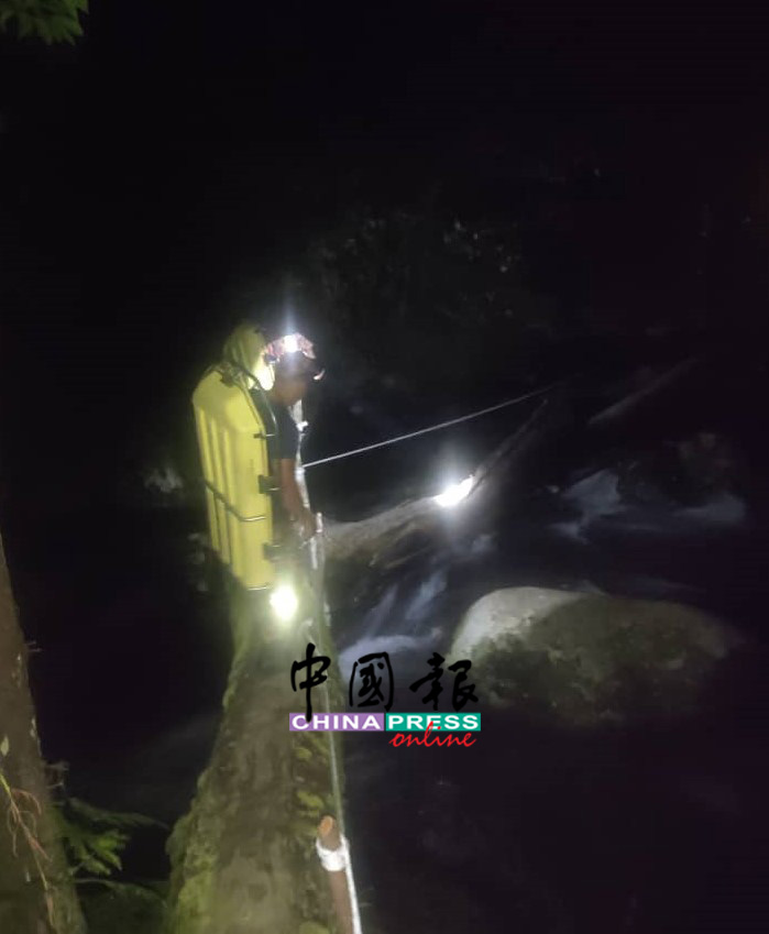 救援人员摸黑行走独木桥渡河,前往案发现场抢救遭毒蛇咬伤的原住民女子。