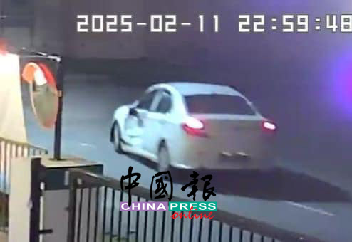 涉祸白色宝腾奔舒娜(Persona)轿车,该车副驾驶座位置严重凹陷。
