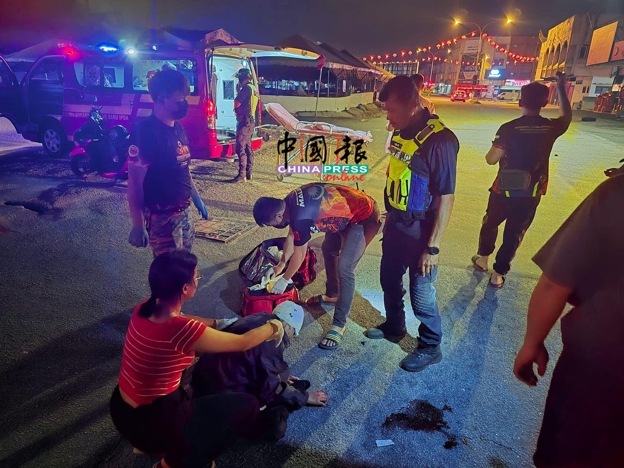事发当时幸有热心市民经过,立刻联繫怡保新街场义务消防队将谢幸儿送院抢救,并通知家属。