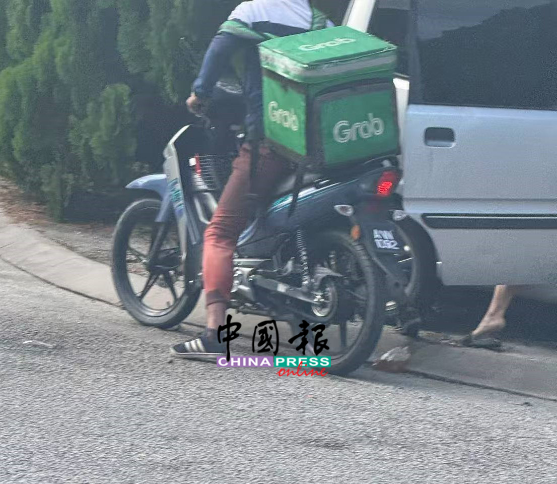 送餐员伤人抢劫的过程,被住家闭路电视记录下来。(Arnes Lxy面子书)