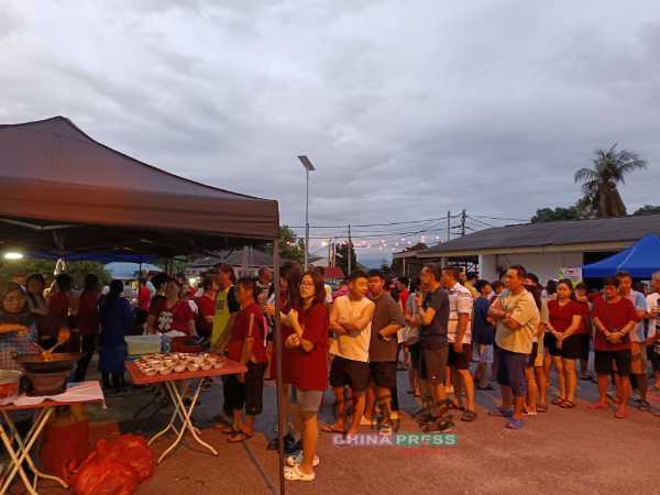 各种各校道地民间美食免费品尝，村民们大排长龙等候。
