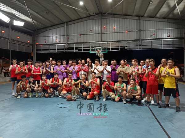 3人篮球赛参赛队伍球员们，与和丰国会议员柯沙文夫妇（左6）等人，拱手向各界贺岁。