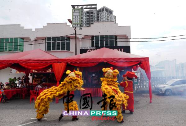 小成都火锅怡保花园东区分店开幕，获醒狮助兴。