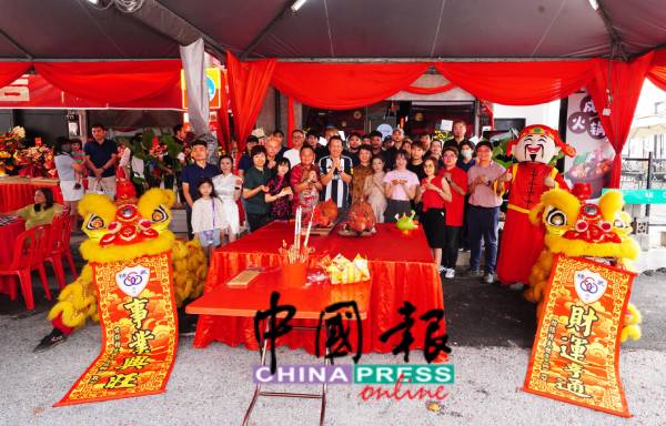 刘小菁（前排左4起）、陈融陞、黄文标、蔡志伟与蒋姣琴，出席小成都火锅怡保花园东区分店开幕。