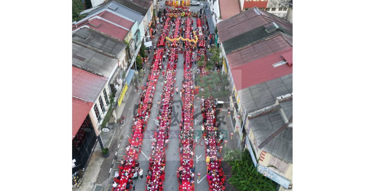 乙巳年蛇喜霸大长宴于初七人日在怡保旧街场锡米巷登场，大排筵席筵开148席，场面热闹！