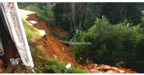 地摩发生山体滑坡，破坏输送自来水水管，导致下霹雳多个地区爆突发性制水。