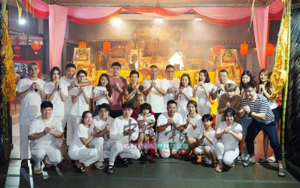 陈耀祖（后排右3起）、徐美仪与家人亲友拜天公，并向众人祝贺新年快乐。