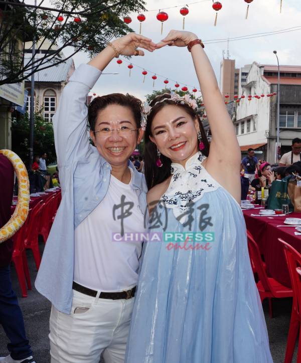郑秀玲（左）及曾淑慧结伴出席大长宴。
