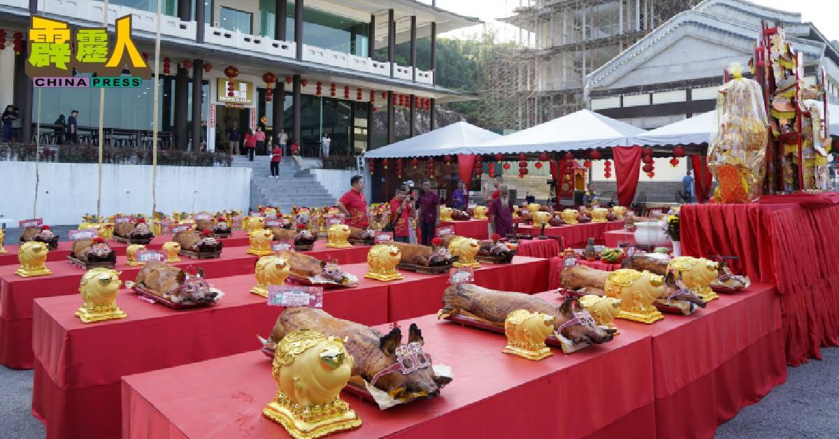 “圆明园送金猪与您有约大团拜”社区关怀活动,获热心人士捐出32隻金猪,传递满满善意与祝福。