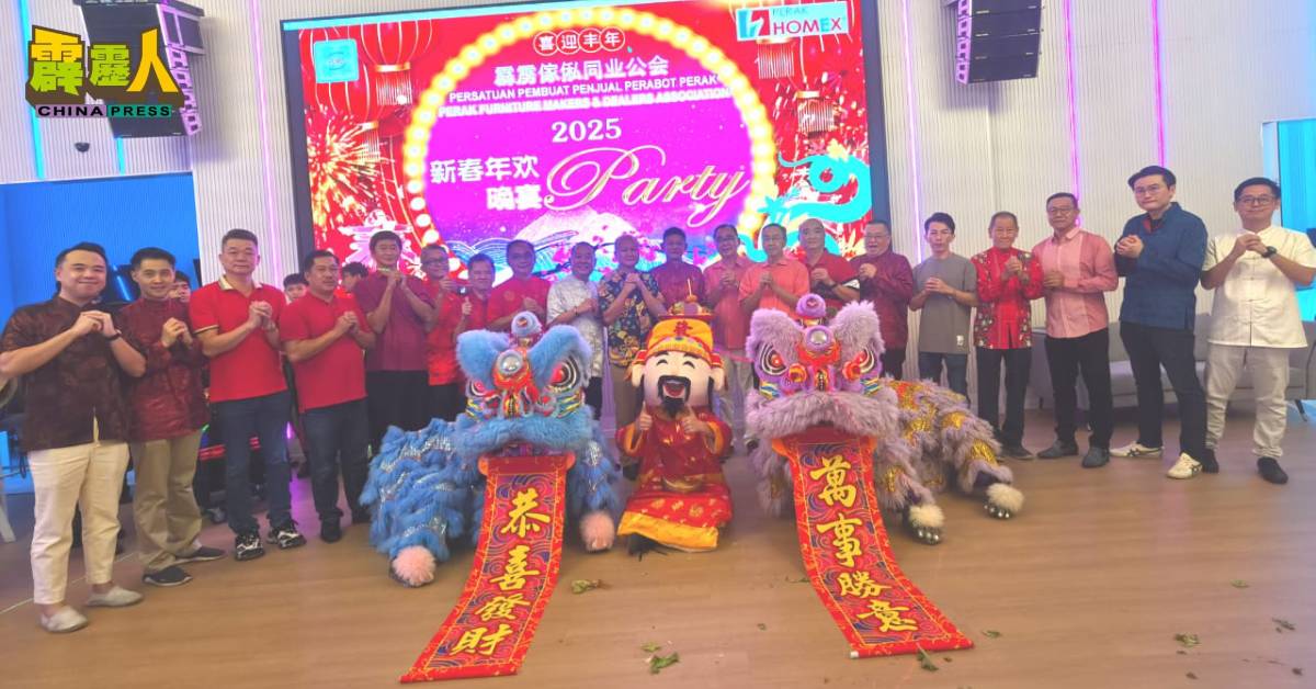曹川山(左11起)与廖志明、郑可扬、陈信吉、刘锦华、谢保恒(右11起)蔡承易、叶树材、万锦华及理事等人向各界拜年。