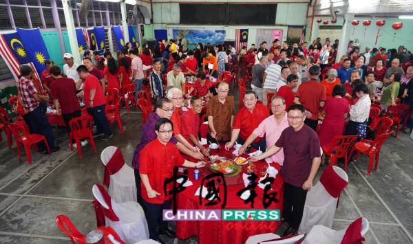 谢伟耀（左起）、黄印兴、黄金锭、罗桂平、马汉顺、游上运、胡炳民及梁智伟，一起捞生庆新年。