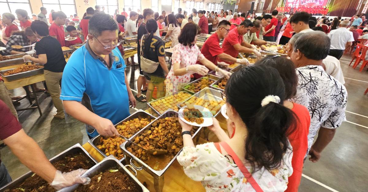 曼绒古田会馆举办新春团拜，设有自助餐招待会员。