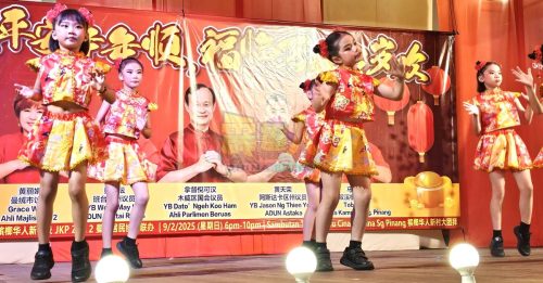 邦咯岛民又唱又跳喜迎春   孩子 妈妈 婆婆级皆来炫艺