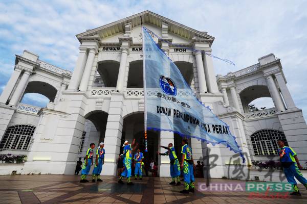 怡保市政厅礼堂外有舞大旗表演，让民众观赏。