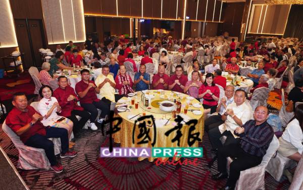 江汉文（左起）、黄佩诗、吴孟贤、罗浚仁、赖冠福、陈锦标、吴国华、赵伟权、吴佳倡、陈昭龙、陈秀容、江燊林、黄德和和阮冠洲，一同出席新春团拜。