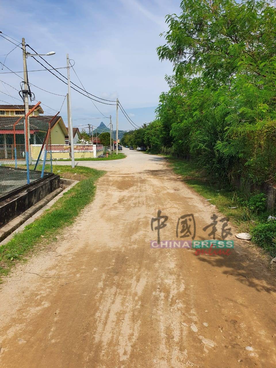 在怡景园背后的这条泥路，可出入益兴园。