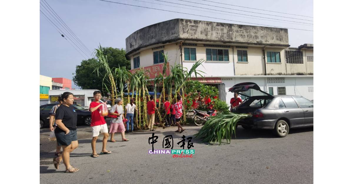 配合天公诞的到来，狮尾巴刹大街旁的甘蔗在热销中。