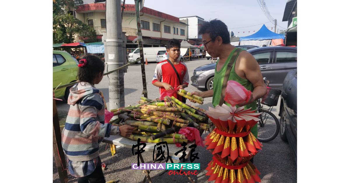 一些市民除了购买祭品，也购买甘蔗拜天公以祈平安。