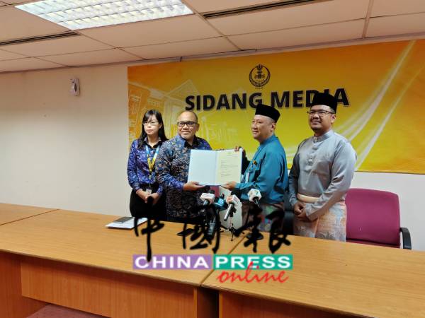 莫哈末查希（左2起）移交议席悬空通知书给莫哈末纳兹里，由崔慈恩（左起）与阿米尔法立陪同。