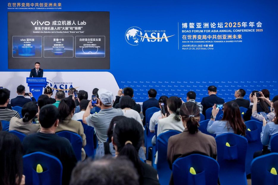 胡柏山登台发表《科技为器,人文为道》的主题演讲。