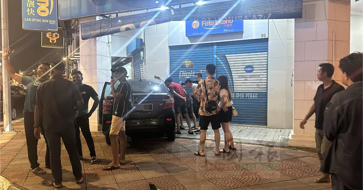 事发后,许多好奇民众在场围观,纷纷讨论事故经过。