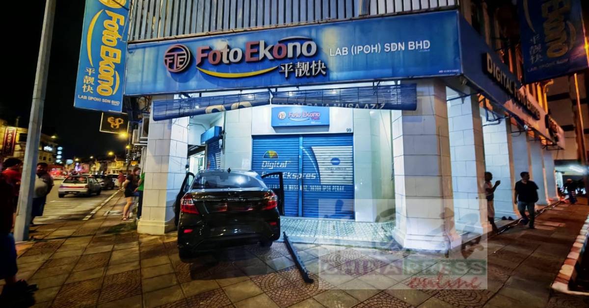 店铺前的梯级与柱子成功阻挡车辆冲击力,避免更严重的损毁。